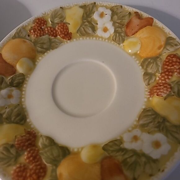 Set of Four Metlox Saucers - Picture 4 of 10